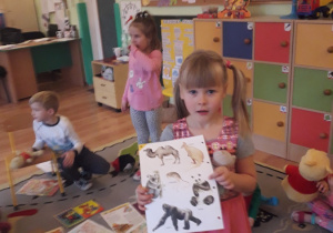 Basia pokazuje ilustrację misia koalę i pandę.