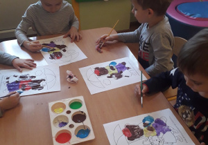 Dzieci malują rodzinę niedźwiadków.
