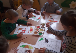 Dzieci malują rodzinę niedźwiadków.