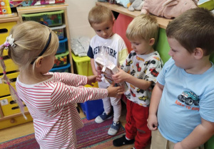 Marysia wręcza prezent Tobiaszowi