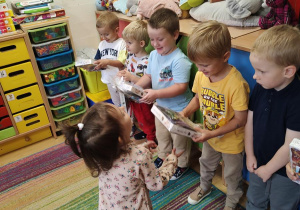 Aniela wręcza prezent Jasiowi