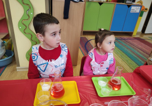 Tymek i Aniela w trakcie wykonywania eksperymentu