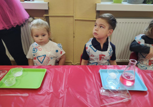 Lilianka i Nikodem w trakcie wykonywania eksperymentu