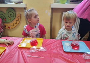 Maja i Jasio w trakcie wykonywania eksperymentu