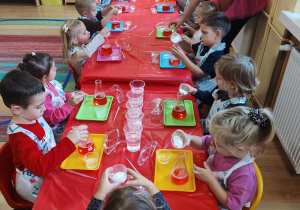 Dzieci w trakcie wykonywania eksperymentu