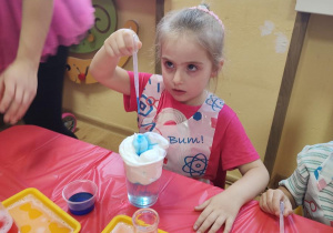 Dzieci uczą się jak korzystać z pipety