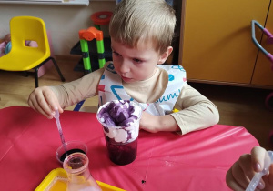Dzieci wykonują eksperyment