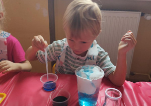 Dzieci wykonują eksperyment