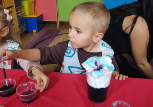 Dzieci wykonują eksperyment