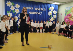 Pani dyrektor Anna Winiecka składa życzenia z okazji Dnia Edukacji Narodowej