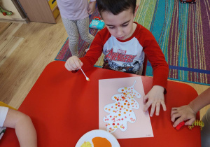 Tymek wypełnia kontur liścia farbą