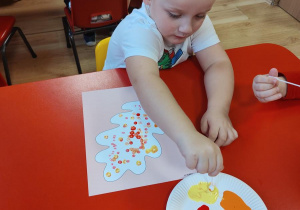 Wojtek wypełnia kontur liścia farbą