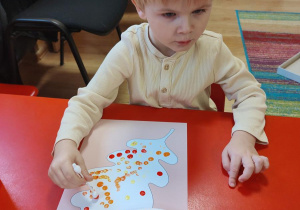 Tobiasz wypełnia kontur liścia farbą