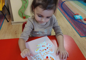 Aniela wypełnia kontur liścia farbą