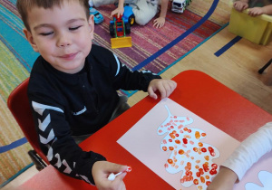 Nikodem wypełnia kontur liścia farbą