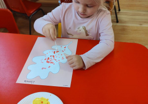 Hania wypełnia kontur liścia farbą