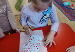 Maja wypełnia kontur liścia farbą