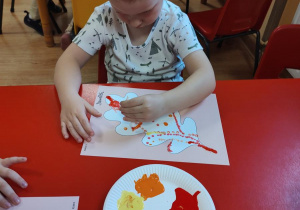 Paweł wypełnia kontur liścia farbą