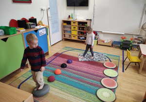 Paweł i Łucja przechodzą przez tor przeszkód