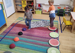 Aniela i Jasio przechodzą przez tor przeszkód