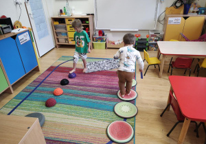 Franek i Wojtek przechodzą przez tor przeszkód