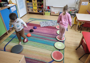 Wojtek i Maja przechodzą przez tor przeszkód