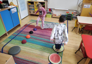 Maja i Tymek przechodzą przez tor przeszkód
