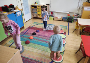 Maja, Tymek i Tobiasz przechodzą przez tor przeszkód