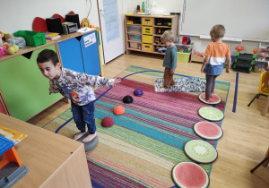 Tymek, Tobiasz i Jasio przechodzą przez tor przeszkód