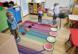 Tobiasz, Jasio i Marysia przechodzą przez tor przeszkód