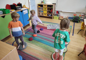 Jasio, Marysia, Franek przechodzą przez tor przeszkód