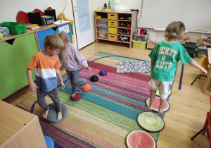 Jasio, Marysia, Franek przechodzą przez tor przeszkód