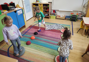 Marysia, Franek, Anielka przechodzą przez tor przeszkód