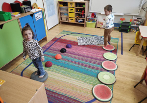 Aniela i Wojtek przechodzą przez tor przeszkód