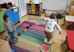 Aniela i Wojtek przechodzą przez tor przeszkód