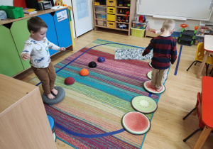 Wojtek i Paweł przechodzą przez tor przeszkód