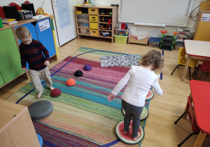 Paweł i Łucja Paweł i Łucja przechodzą przez tor przeszkód