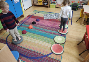 Paweł i Łucja przechodzą przez tor przeszkód