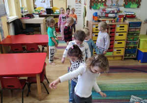 Dzieci ćwiczą równowagę dynamiczną