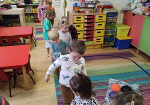 Dzieci ćwiczą równowagę dynamiczną