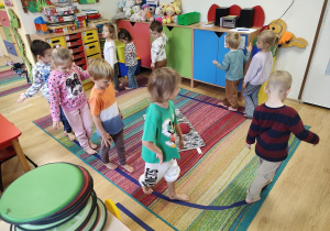 Dzieci ćwiczą równowagę dynamiczną