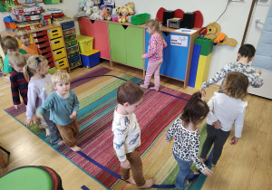 Dzieci ćwiczą równowagę dynamiczną