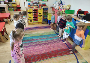 Dzieci ćwiczą chód krokiem dostawnym