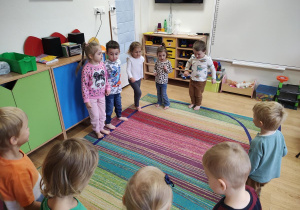 Dzieci ćwiczą chód krokiem dostawnym