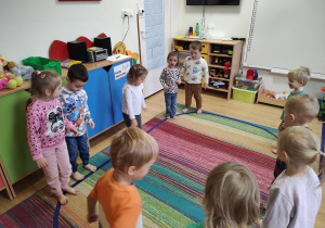 Dzieci ćwiczą chód krokiem dostawnym