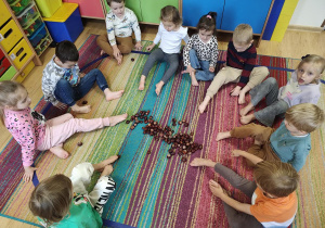 Dzieci przeliczają kasztany używając stóp