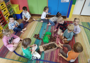 Dzieci nazywają i opisują poszczególne dary jesieni