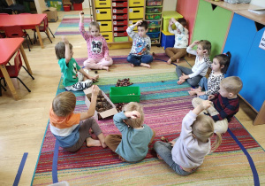 Dzieci nazywają i opisują poszczególne dary jesieni