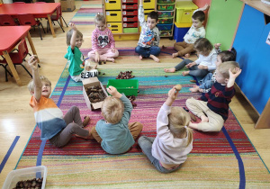 Dzieci nazywają i opisują poszczególne dary jesieni