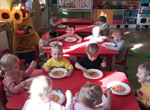 "Elfy" jedzą pyszny obiadek...